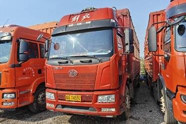 二手一汽解放 J6L中卡 质惠版 240马力 6X2 7.7米仓栅式载货车(国五) 前四后四 锡柴二手载货车 黄牌