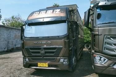 二手中国重汽HOWO G5X中卡 220马力 6.75米排半仓栅式载货车(国六) 单桥 潍柴二手载货车 黄牌图片