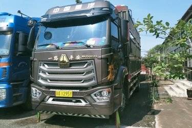 二手中国重汽 豪沃NX中卡 270马力 4X2 6.75米仓栅式载货车(国六) 单桥 曼二手载货车 黄牌