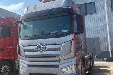 二手一汽解放 J7重卡 豪华型 550马力 6X2R AMT自动挡牵引车(国五) 后提升 曼二手牵引车 黄牌