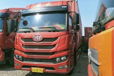 二手青岛解放 悍V2.0 250马力 4X2 7.8米厢式载货车(国六) 单桥 锡柴二手载货车 黄牌