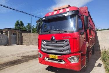 二手中国重汽 豪沃N5W中卡 220马力 4X2 6.75米仓栅式载货车(国六) 单桥 潍柴二手载货车 黄牌图片