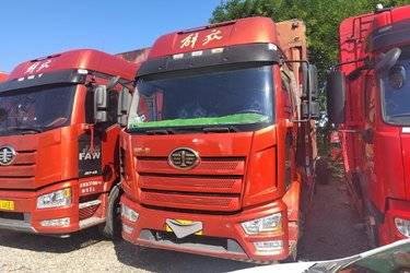 二手一汽解放 J6L中卡 尊享版 260马力 4X2 6.75米仓栅式载货车(国六) 单桥 锡柴二手载货车 黄牌
