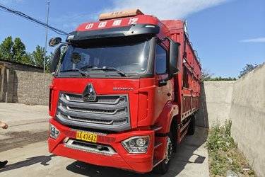 二手中国重汽 豪沃N5W中卡 220马力 4X2 6.75米仓栅式载货车(国六) 单桥 潍柴二手载货车 黄牌图片