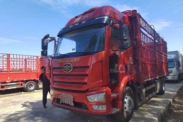 二手一汽解放 J6L中卡 尊享版 260马力 4X2 6.75米仓栅式载货车(国六) 单桥 锡柴二手载货车 黄牌