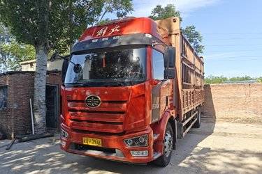 二手一汽解放 J6L中卡 精英版 240马力 4X2 6.75米仓栅式载货车(国五) 单桥 锡柴二手载货车 黄牌