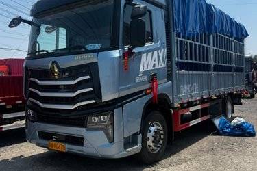 二手中国重汽 HOWO MAX 290马力 4X2 6.75米仓栅式载货车(国六) 单桥 曼二手载货车 黄牌
