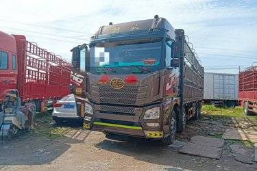 二手青岛解放 JH6重卡 领航版2.0 420马力 8X4 9.4米仓栅式载货车(后桥435升级)(国五) 前四后八 锡柴二手载货车 黄牌图片