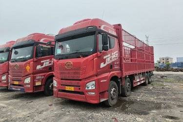 二手青岛解放 JH6重卡 460马力 8X4 9.5米仓栅式载货车(国五) 前四后八 锡柴二手载货车 黄牌