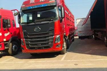 二手东风柳汽 乘龙H7重卡 330马力 6X2 9.7米仓栅式载货车(国五) 前四后四 玉柴二手载货车 黄牌