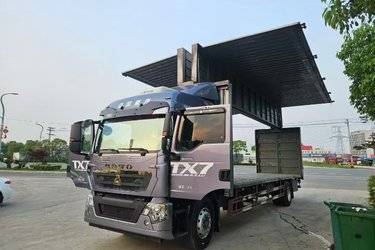 二手中国重汽 HOWO TX 290马力 4X2 9.6米翼开启厢式载货车(国六) 单桥 曼二手载货车 黄牌图片