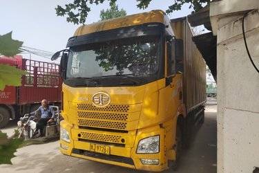 二手青岛解放 JH6重卡 290马力 6X2 9.5米厢式载货车(后桥435)(国五) 前四后四 锡柴二手载货车 黄牌图片