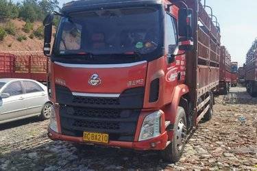 二手东风柳汽 乘龙M3中卡 180马力 4X2 6.75米排半仓栅式载货车(国五) 单桥 玉柴二手载货车 黄牌图片