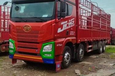 二手青岛解放 JH6重卡 375马力 8X4 9.5米仓栅式载货车(后桥435)(国五) 前四后八 潍柴二手载货车 黄牌