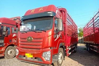 二手青岛解放 JK6中卡 290马力 4X2 6.75米AMT自动档仓栅式载货车(带液缓)(国六) 单桥 锡柴二手载货车 黄牌