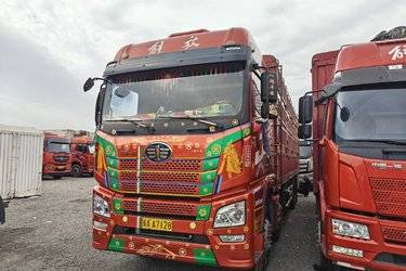 二手青岛解放 JH6重卡 350马力 8X4 9.5米仓栅式载货车(国五) 前四后八 锡柴二手载货车 黄牌