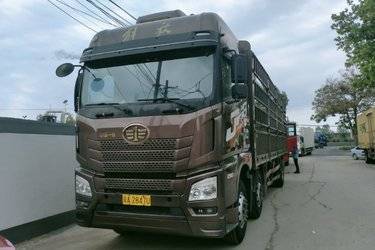 二手青岛解放 JH6重卡 领航版 290马力 6X2 9.5米仓栅式载货车(国五) 前四后四 锡柴二手载货车 黄牌