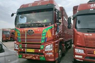 二手青岛解放 JH6重卡 350马力 8X4 9.5米仓栅式载货车(国五) 前四后八 锡柴二手载货车 黄牌