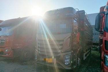 二手一汽解放 J6G 领航版 南方款 280马力 4X2 6.75米仓栅式载货车(国六) 单桥 锡柴二手载货车 黄牌
