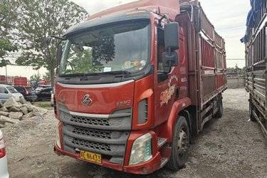 二手东风柳汽 新乘龙M3 185马力 6.75米排半仓栅式载货车(国五) 单桥 玉柴二手载货车 黄牌