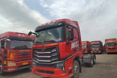 二手中国重汽 HOWO Max重卡 530马力 4X2 LNG自动档牵引车(液缓)(国六) 单桥 潍柴二手牵引车 黄牌