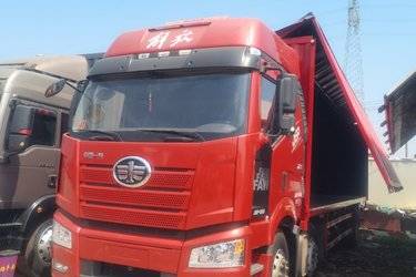 二手一汽解放 J6P重卡 320马力 6X2 9.4米仓栅式载货车(国五) 前四后四 锡柴二手载货车 黄牌