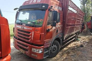 二手青岛解放 龙VH中卡 220马力 4X2 6.75米仓栅式载货车(国五) 单桥 锡柴二手载货车 黄牌