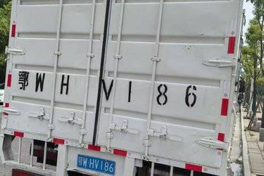 二手江淮 骏铃V7 156马力 4X2 4.845米排半仓栅式载货车(国五) 单桥 朝柴二手载货车 黄牌