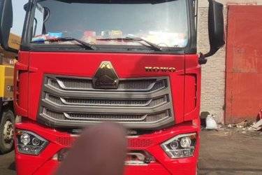 二手中国重汽 豪沃NX 290马力 4X2 6.75米仓栅式载货车(国六) 单桥 曼二手载货车 黄牌