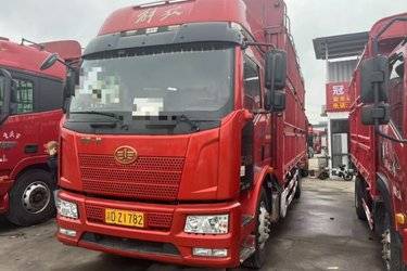 二手一汽解放 J6L中卡 2021款 领航版 240马力 4X2 6.8米仓栅式载货车(国五) 单桥 一汽二手载货车 黄牌