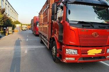 二手一汽解放 J6L中卡 领航版 绿通款 240马力 4X2 6.75米仓栅式载货车(国五) 单桥 大柴二手载货车 黄牌