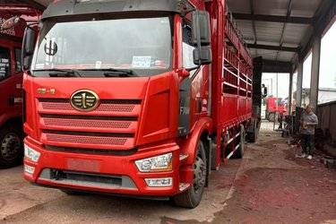 二手一汽解放 J6L中卡 领航版绿通240马力 4X2 6.75米仓栅式载货车(国五) 单桥 锡柴二手载货车 黄牌