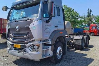二手中国重汽 豪瀚N7G重卡 440马力 6X4 LNG牵引车(国六) 双驱 中国重汽二手牵引车 黄牌