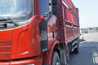 二手一汽解放 J6L中卡 240马力 6X2 7.7米仓栅式载货车(国五) 前四后四 大柴二手载货车 黄牌图片