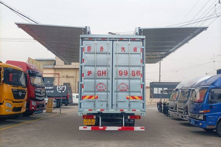 二手重汽汕德卡 290马力 载货车
