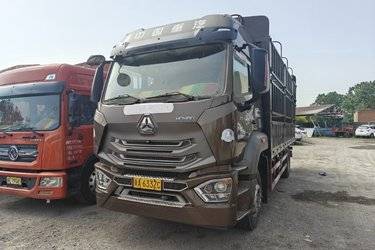 二手中国重汽 豪瀚N5G中卡 240马力 4X2 6.75米仓栅式载货车(国五) 单桥 曼二手载货车 黄牌图片