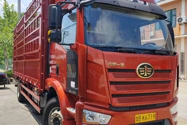二手一汽解放 J6L中卡 220马力 4X2 6.75米仓栅式载货车(国五) 单桥 大柴二手载货车 黄牌