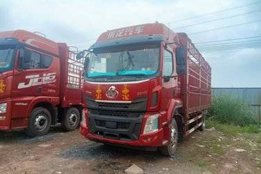 二手东风柳汽 乘龙H5中卡 240马力 4X2 6.8米仓栅式载货车(国五) 单桥 玉柴二手载货车 黄牌