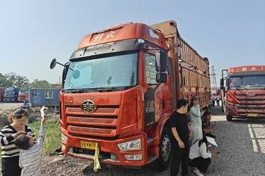 二手一汽解放 J6L中卡 精英版 240马力 4X2 6.75米仓栅式载货车(国五) 单桥 锡柴二手载货车 黄牌