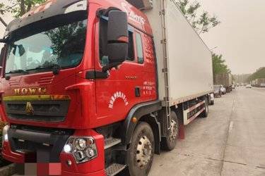 二手中国重汽 HOWO MAX 330马力 4X2 9.6米厢式载货车(国六) 单桥 曼二手载货车 黄牌