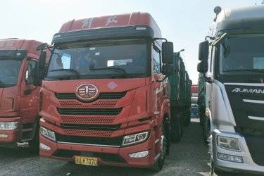 二手青岛解放 JH5重卡 480马力 6X4 LNG牵引车(液缓)(国六) 双驱 潍柴二手牵引车 黄牌图片