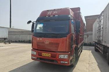 二手一汽解放 J6L中卡 2020款 领航版 240马力 4X2 6.75米仓栅式载货车(国五) 单桥 锡柴二手载货车 黄牌
