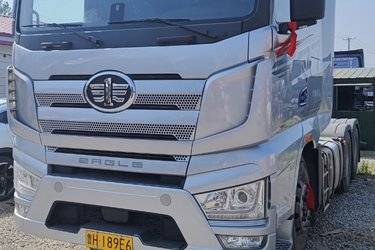 二手一汽解放 J7重卡 560马力 6X4 牵引车(国六)(液缓)(国六) 双驱 锡柴二手牵引车 黄牌图片