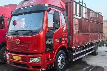 二手一汽解放 J6L中卡 2021款 领航版 240马力 4X2 6.8米仓栅式载货车(国五) 单桥 一汽二手载货车 黄牌