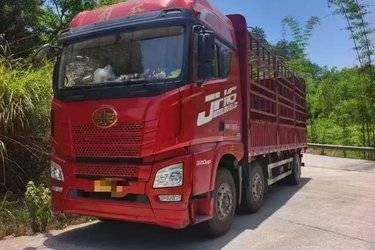 二手青岛解放 JH6重卡 320马力 6X2 7.7米仓栅式载货车(国六) 前四后四 潍柴二手载货车 黄牌