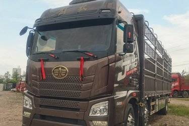 二手青岛解放 JH6重卡 320马力 6X2 9.5米仓栅式载货车(国六) 前四后四 锡柴二手载货车 黄牌