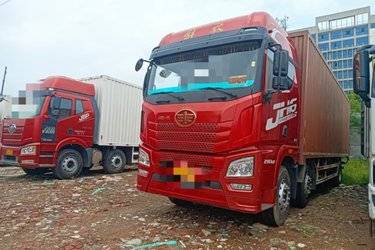 二手青岛解放 JH6重卡 290马力 6X2 9.4米厢式载货车(后桥435)(国五) 前四后四 锡柴二手载货车 黄牌