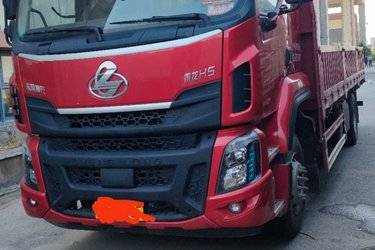 二手东风柳汽 乘龙H5中卡 245马力 4X2 6.8米栏板载货车(国六) 单桥 玉柴二手载货车 黄牌图片