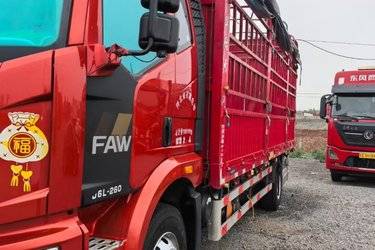 二手一汽解放 J6L中卡 尊享版 260马力 4X2 6.75米仓栅式载货车(国六) 单桥 大柴二手载货车 黄牌