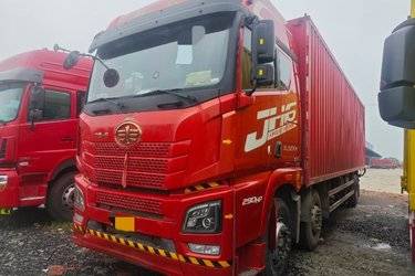 二手青岛解放 JH6重卡 290马力 6X2 9.5米厢式载货车(国五) 前四后四 锡柴二手载货车 黄牌